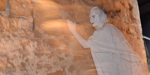 Schlossgespenst lehnt an Schlossgemäuer