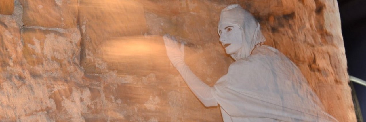 Schlossgespenst Schlossgespenst lehnt an Schlossgemäuer