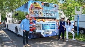 Für das Solarkataster wirbt der Regionalverband unter anderem auch auf einem Bus: Regionalverbandsdirektorin Dr. Carolin Lehberger, Klimaschutzmanager des Regionalverbands, Stephan Zander (l.), und Busfahrer Firat Ekinci präsentierten im Frühjahr die rollende Anzeigetafel