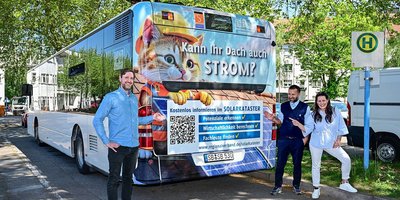 Für das Solarkataster wirbt der Regionalverband unter anderem auch auf einem Bus: Regionalverbandsdirektorin Dr. Carolin Lehberger, Klimaschutzmanager des Regionalverbands, Stephan Zander (l.), und Busfahrer Firat Ekinci präsentierten im Frühjahr die rollende Anzeigetafel