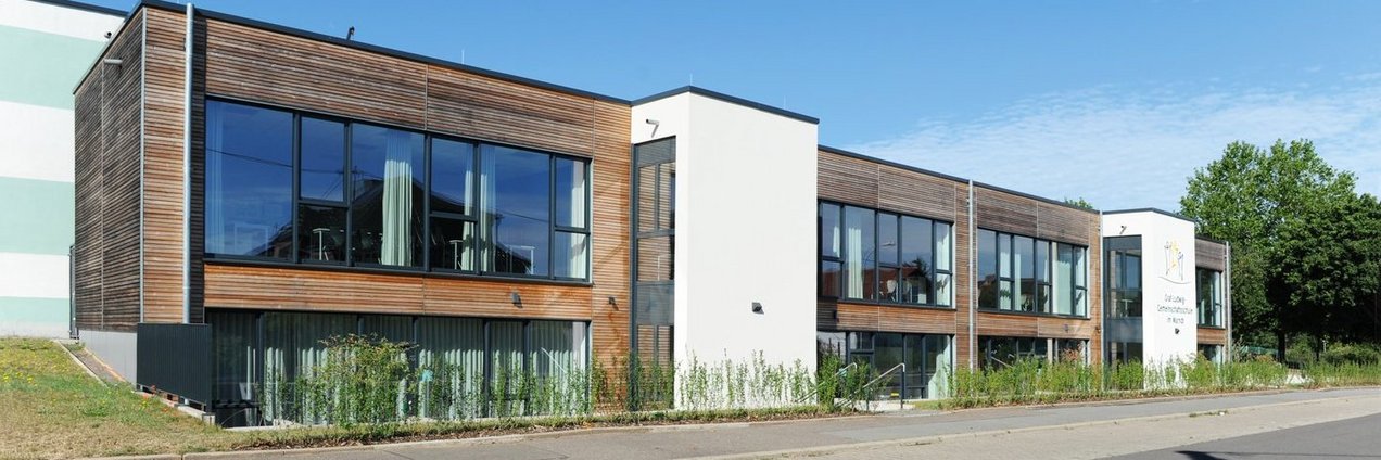 Schulgebäude mit Holzverkleidung dr Graf Ludwig Gemeinschaftsschule im Warndt in Ludweiler