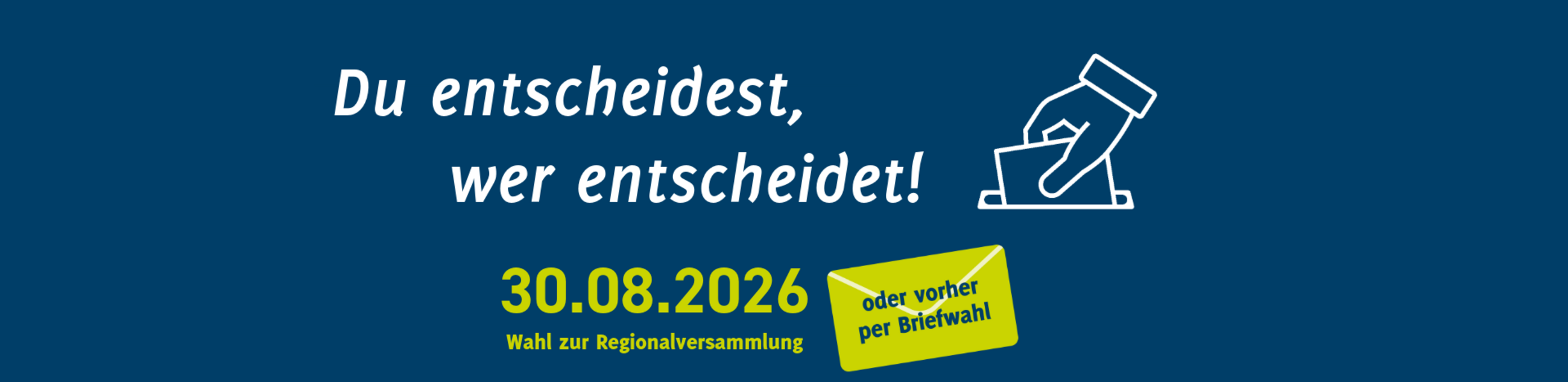 Blauer Hintergrund mit gezeichneter Hand, die einen Wahlbrief in eine Wahlurne wirft.Schriftzug: Neuwahl Regionalversammlung. Du entscheidest, wer entscheidet. 30. August