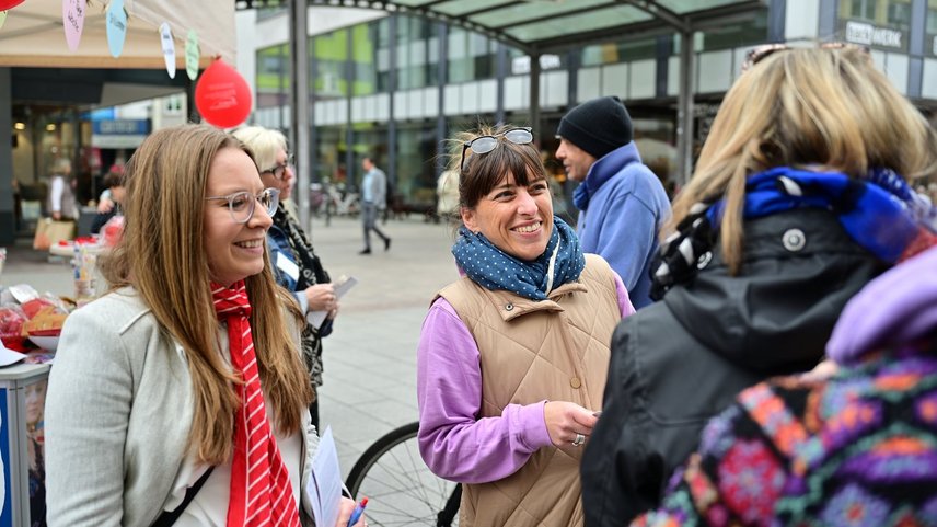 Die Bündnis-Koordniatorin im Gespräch mit Interessierten am Stand