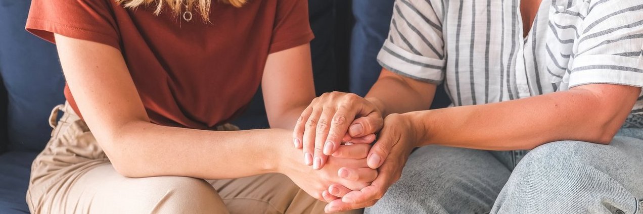 Depression.Psychological help,mental health, stress.Burnout syndrome, frustration,fatigue, feeling unwell,headache,workload,exhaustion, boredom,sadness,mental health problems,imbalance,demotivation Eine Person hält die Hände einer anderen Person in ihren Händen.