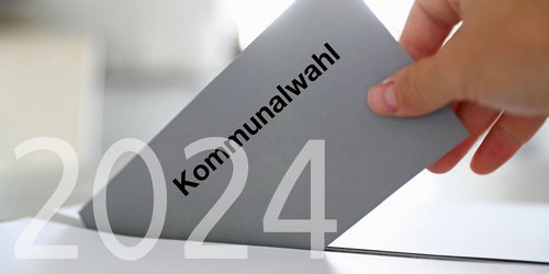 Eine Hand steckt einen Wahlbrief mit der Aufschrift Kommunalwahl in eine Wahlurne. Über dem Bild liegt in transparenter Schrift die Jahreszahl 2024.