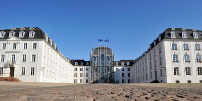Blick aus der Bodenperspektive auf das Saarbrücker Schloss von vorne mit Pflastsersteine des Vorplatzes