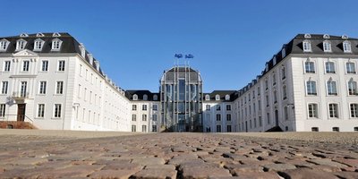 Blick aus der Bodenperspektive auf das Saarbrücker Schloss von vorne mit Pflastsersteine des Vorplatzes