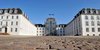 Saarbrücker Schloss aus Bodenperspektive mit Pflastersteinen Blick aus der Bodenperspektive auf das Saarbrücker Schloss von vorne mit Pflastsersteine des Vorplatzes