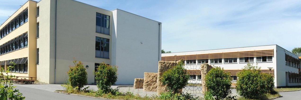 Schulhof und Schulgebäude der Hermann Neuberger Gemeinschaftsschule Völklingen