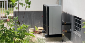 Wärmepumpe Blick seitlich auf eine Wärmepumpe im heimischen Garten