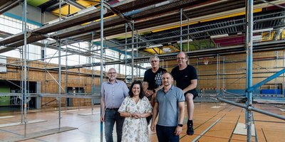 Das Bild zeigt Regionalverbandsdirektorin Dr. Carolin Lehberger und Leiter des Bauamts Klaus Peter Koch mitsamt dreier Mitarbeiter in der Turnhalle der beiden TGBBZ in Saarbrücken.
