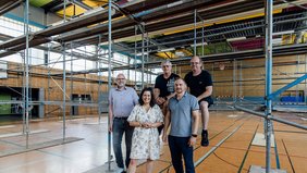 Das Bild zeigt Regionalverbandsdirektorin Dr. Carolin Lehberger und Leiter des Bauamts Klaus Peter Koch mitsamt dreier Mitarbeiter in der Turnhalle der beiden TGBBZ in Saarbrücken.