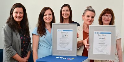 Für die Volkshochschule konnten vhs-Direktorin Dr. Carolin Lehberger (l.), sowie die Programmbereichsleiterinnen Melanie Scazzari (3.v.l.) und Maria-Elena Korobov-Köhler (r.) die Zertifizierung von den Leitenden Auditorinnen Aline Leistenschneider (2.v.l.) und Nadine Jakob entgegennehmen.