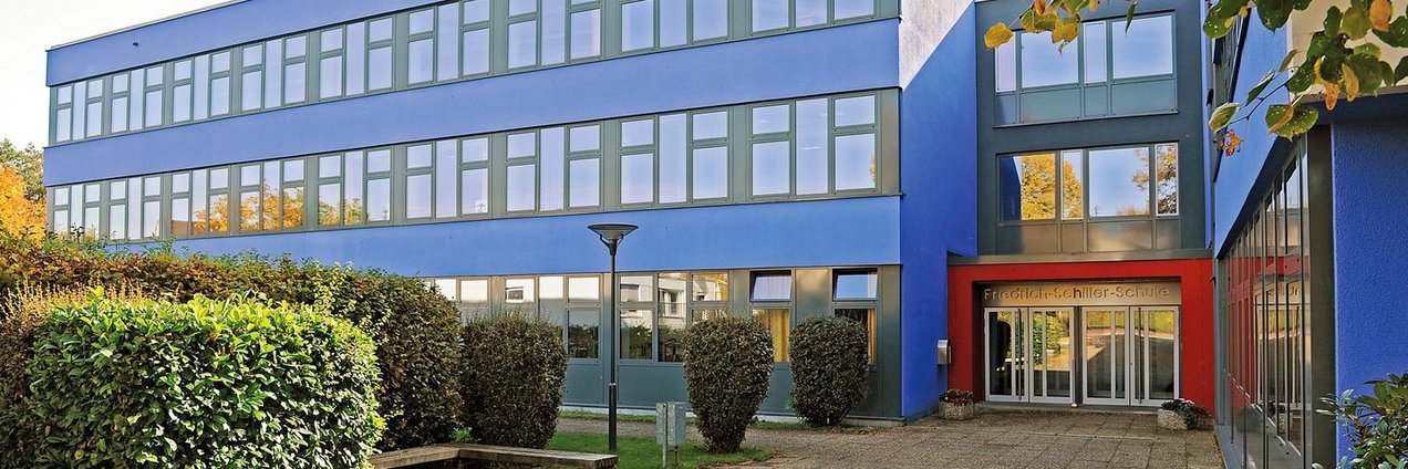 Eingang und Teil des Schulgebaudes der Friedrich Schiller Gemeinschafsschule Heusweiler