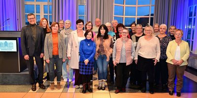 Ehrenamtliche Patinnen und Paten gemeinsam mit Regionalverbandsdirektor Peter Gillo und der Projektverantwortlichen Nadja Bernardini im Festsaal des Saarbrücker Schlosses