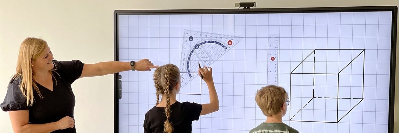 Digitale Tafel an der Gemeinschaftsschule Warndt die von Schülern benutzt wird