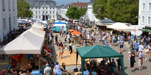 Viele Menschen zum Velo-Swing-Festival auf dem Schlossplatz