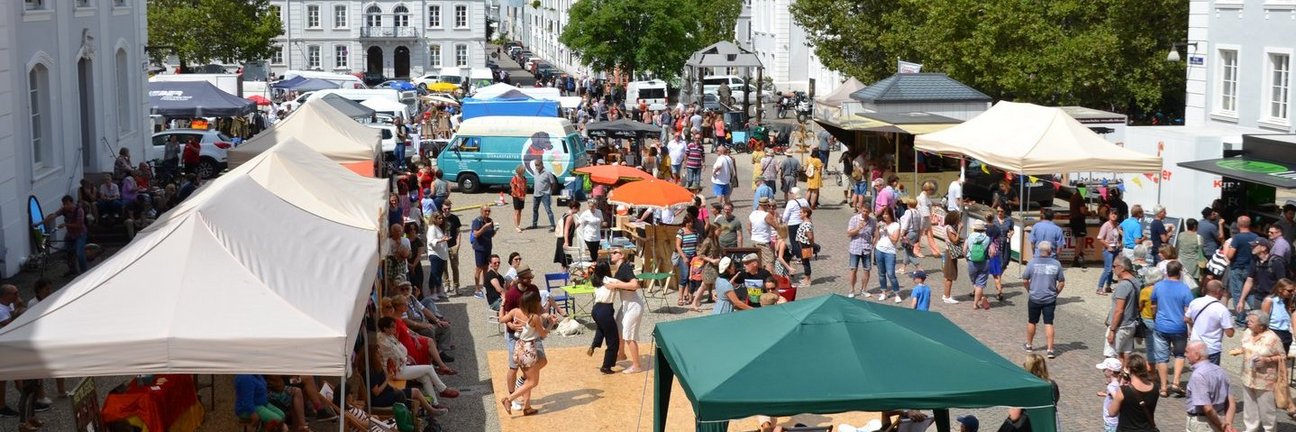 Viele Menschen zum Velo-Swing-Festival auf dem Schlossplatz