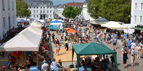 Viele Menschen zum Velo-Swing-Festival auf dem Schlossplatz