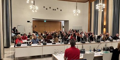 Die Mitglieder der Regionalversammlung bei der Abstimmung zum Haushalt 2026 des Regionalverbandes