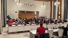 Die Mitglieder der Regionalversammlung bei der Abstimmung zum Haushalt 2026 des Regionalverbandes