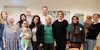 Besuch Mama lernt Deutsch Der Erste Regionalverbandsbeigeordnete Jörg Schwindling (hintere Reihe, rechts) besuchte gemeinsam mit vhs-Direktorin Dr. Carolin Lehberger (vordere Reihe, 5. v. r.) sowie Stefan Gebhardt (hintere Reihe, links) und weiteren Vertreterinnen der Diakonie Saar den „Mama lernt Deutsch Kurs“ in Saarbrücken Malstatt.