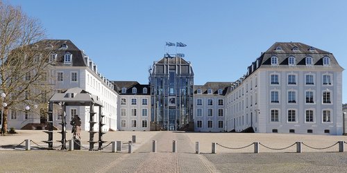Blick vom Schlossplatz aus auf das Saarbrücker Schloss und den Brunnen