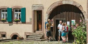 Eine Pilgergruppe vor einem alten Bauernhaus