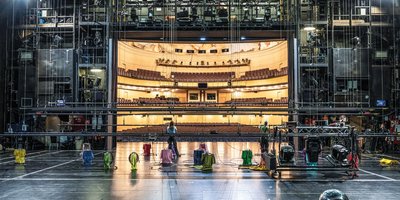 Theaterführung Ein Blick von hinter der Bühne auf die Zuschauerränge des Theaters