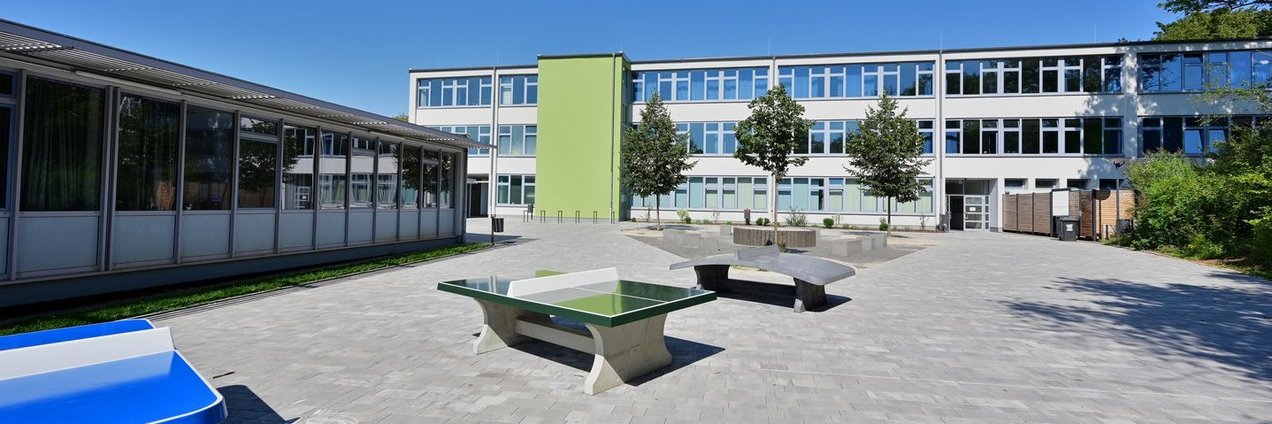 Schulhof und Schulgebäude der Leonardo da Vinci Gemeinschaftsschule Riegelsberg