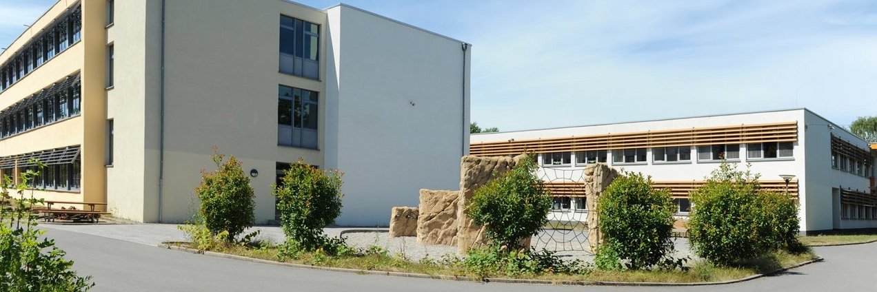 Schulhof und Schulgebäude der Hermann Neuberger Gemeinschaftsschule Völklingen