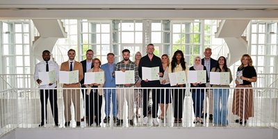Der Ehrenamtliche Beigeordnete des Regionalverbands Manfred Maurer (5.v.l.), der Friedrichsthaler Bürgermeister Christian Jung (2.v.r.), die Beigeordneten Daniela Morsch aus Sulzbach, Dominik Blaes aus Riegelsberg und Kathrin Gross aus Kleinblittersdorf mit den Eingebürgerten im Saarbrücker Schloss. Foto: Stephan Hett/Regionalverband 