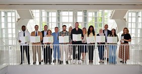 Der Ehrenamtliche Beigeordnete des Regionalverbands Manfred Maurer (5.v.l.), der Friedrichsthaler Bürgermeister Christian Jung (2.v.r.), die Beigeordneten Daniela Morsch aus Sulzbach, Dominik Blaes aus Riegelsberg und Kathrin Gross aus Kleinblittersdorf mit den Eingebürgerten im Saarbrücker Schloss. Foto: Stephan Hett/Regionalverband