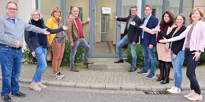 Freuen sich gemeinsam über die neuen Möglichkeiten des größeren Sozialraumbüros für Malstatt: Regionalverbandsdirektor Peter Gillo (5.v.r.) gemeinsam mit weiteren Vertreterinnen und Vertretern des Regionalverbands Saarbrücken, der AWO, des Jugendhilfezentrums und des Hospital St. Wendel