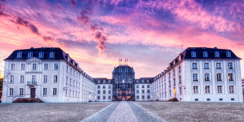 Saarbrücker Schloss mit rosafarbenem Himmel 