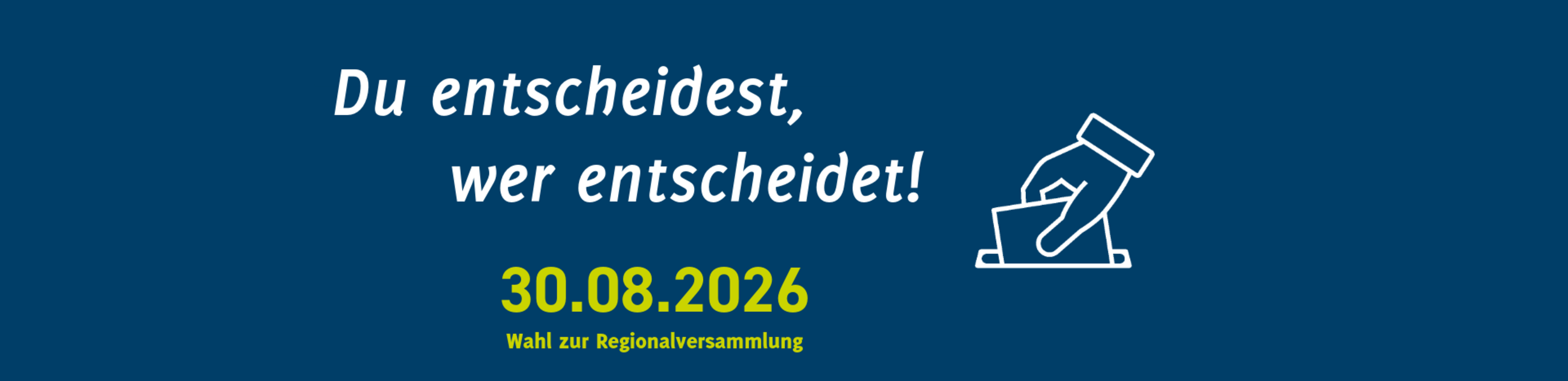 Blauer Hintergrund mit gezeichneter Hand, die einen Wahlschein in eine Wahlurne wirft.Schriftzug: Neuwahl Regionalversammlung. Du entscheidest, wer entscheidet. 30. August