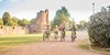 Eine Familie mit zwei Kindern fährt Rad an der Burg Bucherbach in Köllerbach