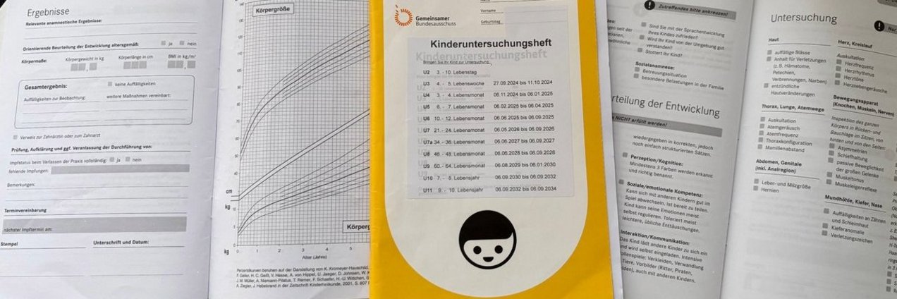 Drei U-Hefte auf einem Tisch ausgebreitet
