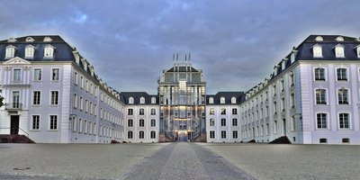 Schloss aus Bodenperspektive in Abenddämmerung Schloss aus Bodenperspektive in Abenddämmerung