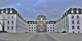 Schloss aus Bodenperspektive in Abenddämmerung