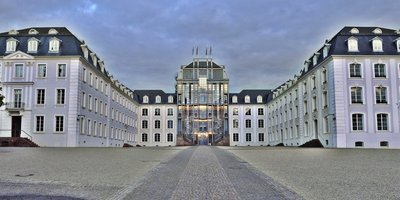 Schloss aus Bodenperspektive in Abenddämmerung