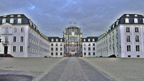 Schloss aus Bodenperspektive in Abenddämmerung