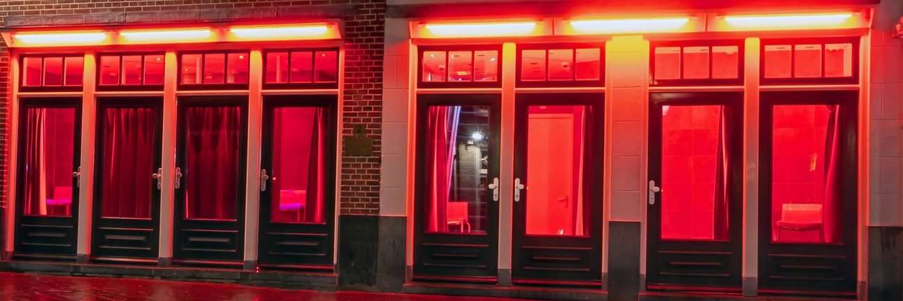 Blick auf rot beleuchtete Türen