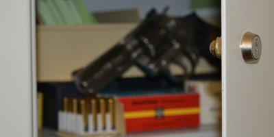 Waffenschrank mit Pistole und Munition