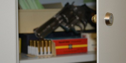 Waffenschrank mit Pistole und Munition