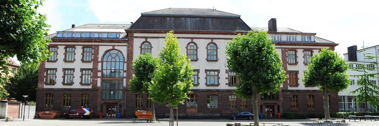 Schulgebäude und Schulhof des Otto Hahn Gymnasium Saarbrücken