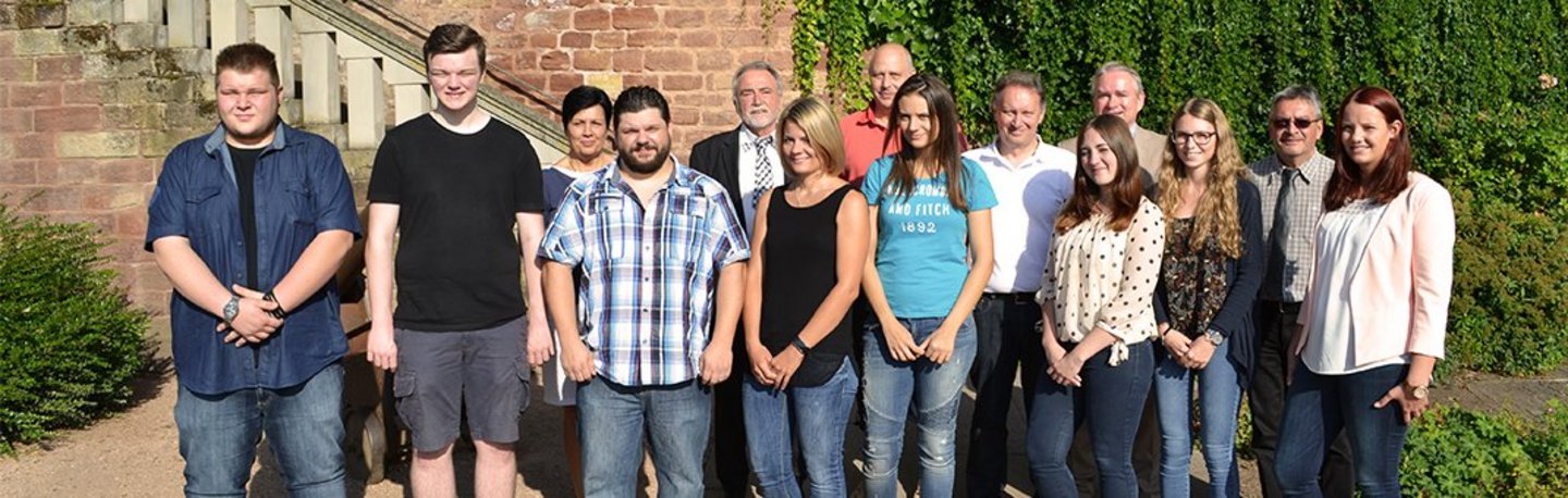 Eine Gruppe Auszubildender mit Ausbildern 