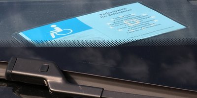 Parkausweis für Behinderte hinter der Windschutzscheibe