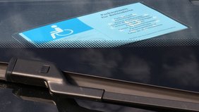 Parkausweis für Behinderte hinter der Windschutzscheibe