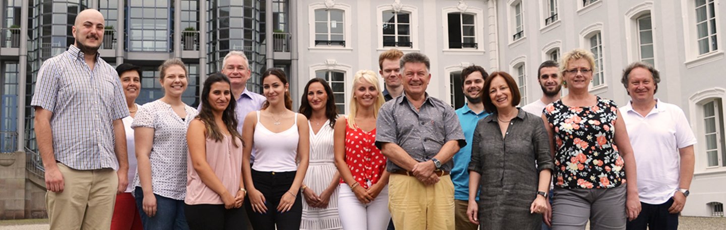 Eine Gruppe Auszubildender mit Ausbildern
